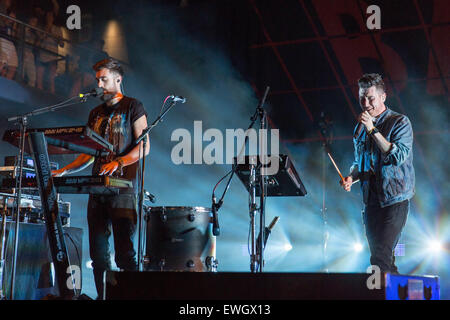 Milwaukee, Wisconsin, États-Unis. 24 Juin, 2015. KYLE SIMMONS (L) et Dan Smith de Bastille en concert sur la scène du Festival de musique Summerfest à Milwaukee, Wisconsin © Daniel DeSlover/ZUMA/Alamy Fil Live News Banque D'Images