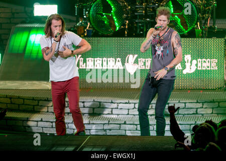 Milwaukee, Wisconsin, États-Unis. 24 Juin, 2015. Musiciens Country TYLER HUBBARD (L) et Brian Kelley de Floride Géorgie Line Jouez en live sur la scène du Festival de musique Summerfest à Milwaukee, Wisconsin © Daniel DeSlover/ZUMA/Alamy Fil Live News Banque D'Images