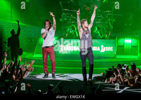 Milwaukee, Wisconsin, États-Unis. 24 Juin, 2015. Musiciens Country TYLER HUBBARD (L) et Brian Kelley de Floride Géorgie Line Jouez en live sur la scène du Festival de musique Summerfest à Milwaukee, Wisconsin © Daniel DeSlover/ZUMA/Alamy Fil Live News Banque D'Images