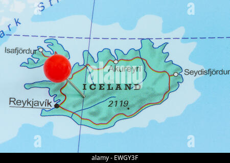 Close-up d'une punaise rouge sur une carte de l'Islande Banque D'Images