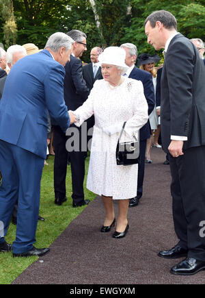 Berlin, Allemagne. 25 Juin, 2015. La Grande-Bretagne La reine Elizabeth II s'entretient avec Klaus Wowereit (L), ancien maire de Berlin, comme Simon McDonald, l'ambassadeur de la Grande-Bretagne à l'Allemagne, observe au cours de l'Anniversaire de la Reine à la résidence de l'ambassadeur britannique à l'Allemagne à Berlin, Allemagne, 25 juin 2015. Le monarque britannique et son mari sont sur leur cinquième visite d'État en Allemagne, du 23 au 26 juin. © AFP Photo Credit : dpa alliance photo alliance/Alamy Live News Banque D'Images