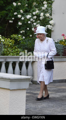 Berlin, Allemagne. 25 Juin, 2015. La Grande-Bretagne La reine Elizabeth II arrive à la fête d'anniversaire de la Reine à la résidence de l'ambassadeur britannique à l'Allemagne à Berlin, Allemagne, 25 juin 2015. Le monarque britannique et son mari sont sur leur cinquième visite d'État en Allemagne, du 23 au 26 juin. © AFP Photo Credit : dpa alliance photo alliance/Alamy Live News Banque D'Images