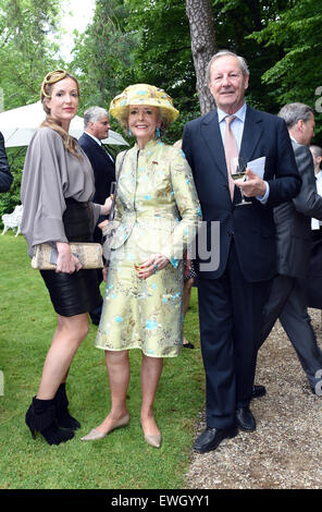 Berlin, Allemagne. 25 Juin, 2015. Katja journaliste Kessler (L-R), Isa Comtesse de Hardenberg et son mari Andreas Count d'Hardenberg assister à la fête d'anniversaire de "Reine" dans le jardin de la résidence de l'ambassadeur britannique à l'Allemagne à Berlin, Allemagne, 25 juin 2015. Le monarque britannique et son mari sont sur leur cinquième visite d'État en Allemagne, du 23 au 26 juin. © AFP Photo Credit : dpa alliance photo alliance/Alamy Live News Banque D'Images