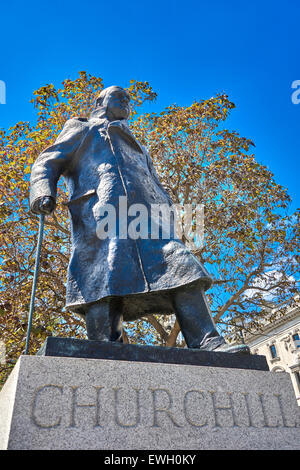 La statue de Winston Churchill à la place du Parlement, Londres, est une sculpture en bronze de l'ancien Premier ministre britannique Banque D'Images