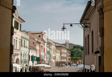 Vue du Ponte Veccio sur Via Giacomo Matteotti avec arcade et maisons historiques en Este, en Vénétie, Italie Banque D'Images