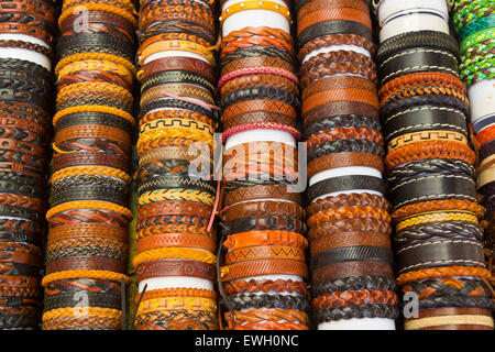 Bracelets en cuir avec différentes formes et couleurs Banque D'Images