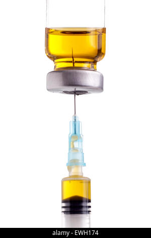 Seringue d'être rempli de liquide jaune de medicin flacon, prêt pour l'injection. Isolated on white Banque D'Images