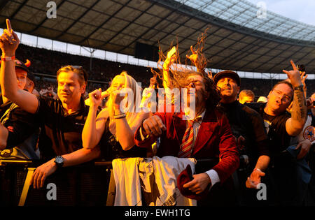 Berlin, Allemagne. 25 Juin, 2015. Fans cheer comme groupe de rock australien AC/DC joue sur la scène pendant un concert à l'Olympiastadion de Berlin, Allemagne, 25 juin 2015. Photo : Britta Pedersen/dpa/Alamy Live News Banque D'Images