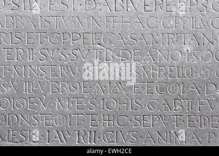 Une ancienne inscription latine sur la plaque de marbre. Banque D'Images