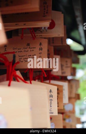 Ema, prière japonais comprimé. Les petites plaques en bois sur lequel écrire adorateurs des souhaits ou des prières. Banque D'Images