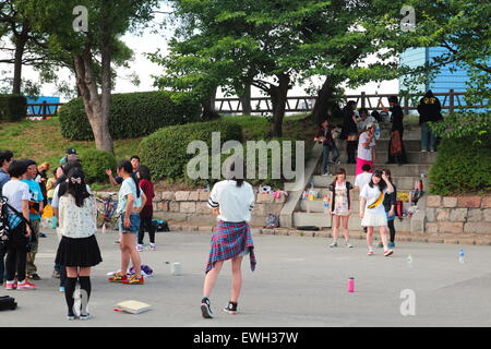 Les adolescents japonais jouer jeu de plein air Activités en été Banque D'Images