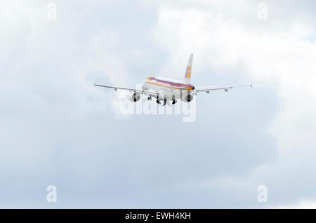 -L'avion Airbus A319-111-, -d- Iberia, la compagnie aérienne est de décoller de l'aéroport- -Adolfo Suarez. Banque D'Images