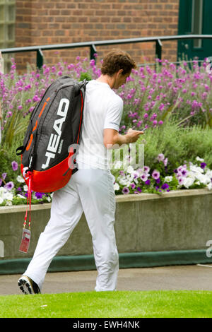 Wimbledon London,UK. 26 juin 2015. Andy Murray arrive à la pratique comme pour profils têtes le compte à rebours a commencé avant le début de l'année 2015, tennis de Wimbledon le 29 juin : Crédit amer ghazzal/Alamy Live News Banque D'Images