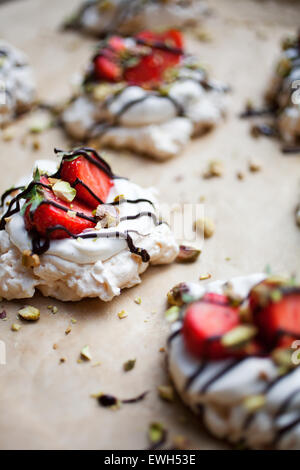 Pavlova aux fraises fait maison avec du chocolat et pistaches Banque D'Images