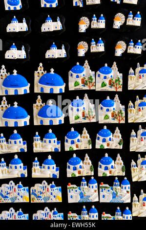 Aimants de réfrigérateur de souvenirs en vente dans une boutique dans le village de Oia Santorini Grèce Banque D'Images