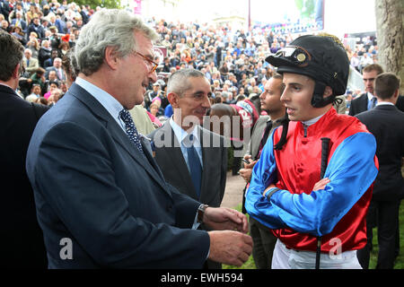 Paris, France, Georg Le Baron von Ullmann (à gauche), un banquier privé, Jean-Pierre Carvalho, entraîneur de chevaux et William Buick, Jockey Banque D'Images