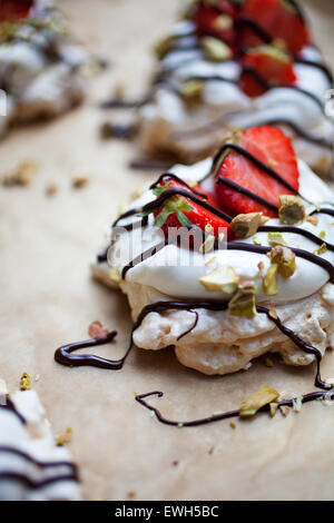 Pavlova aux fraises fait maison avec du chocolat et pistaches Banque D'Images