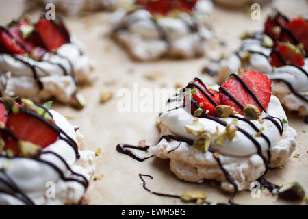 Pavlova aux fraises fait maison avec du chocolat et pistaches Banque D'Images