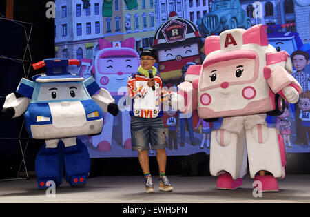Beijing, Chine. 26 Juin, 2015. Liu Chunyan (C), un célèbre hôtesse de programmes pour enfants et les deux personnages de participer à une cérémonie de lancement de 'Road Angel' concours de peinture pour enfants à Beijing, capitale de Chine, le 26 juin 2015. Le concours, avec la participation des enfants de 4 à 14 ans, vise à les sensibiliser à la sécurité routière. © Liangkuai Jin/Xinhua/Alamy Live News Banque D'Images