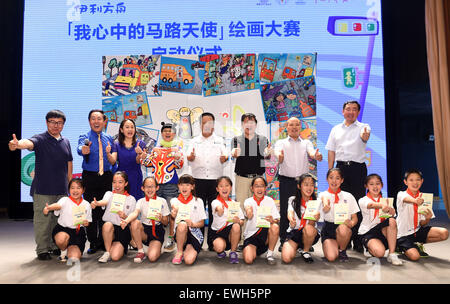 Beijing, Chine. 26 Juin, 2015. Les étudiants et les clients posent pour des photos lors d'une cérémonie de lancement de 'Road Angel' concours de peinture pour enfants à Beijing, capitale de Chine, le 26 juin 2015. Le concours, avec la participation des enfants de 4 à 14 ans, vise à les sensibiliser à la sécurité routière. © Liangkuai Jin/Xinhua/Alamy Live News Banque D'Images