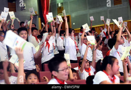 Beijing, Chine. 26 Juin, 2015. Les élèves ont un ordinateur portable pour la sécurité de la circulation au cours d'une cérémonie de lancement de 'Road Angel' concours de peinture pour enfants à Beijing, capitale de Chine, le 26 juin 2015. Le concours, avec la participation des enfants de 4 à 14 ans, vise à les sensibiliser à la sécurité routière. © Liangkuai Jin/Xinhua/Alamy Live News Banque D'Images