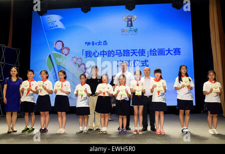Beijing, Chine. 26 Juin, 2015. Les étudiants et les clients posent pour des photos lors d'une cérémonie de lancement de 'Road Angel' concours de peinture pour enfants à Beijing, capitale de Chine, le 26 juin 2015. Le concours, avec la participation des enfants de 4 à 14 ans, vise à les sensibiliser à la sécurité routière. © Liangkuai Jin/Xinhua/Alamy Live News Banque D'Images