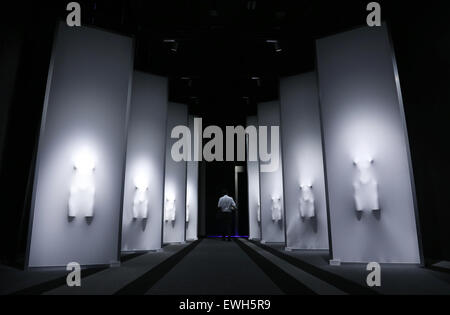 Tokyo, Japon. 26 Juin, 2015. Un homme marche entre mannequins éclairée par le géant de l'électronique japonais Panasonic produit d'éclairage LED de nouvelles 'TOLSO" à Tokyo, Japon, le 26 juin 2015. Panasonic a mis la "série TOLSO' sur le marché avec le prix de 12 800 à 39 800 JPY, mettre les objectifs de vente à 3 milliards JPY. Credit : Stringer/Xinhua/Alamy Live News Banque D'Images