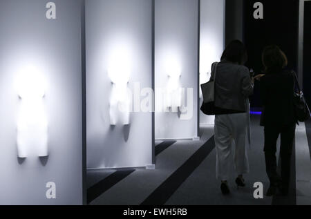 Tokyo, Japon. 26 Juin, 2015. Les femmes marcher à côté des mannequins éclairée par le géant de l'électronique japonais Panasonic produit d'éclairage LED de nouvelles 'TOLSO" à Tokyo, Japon, le 26 juin 2015. Panasonic a mis la "série TOLSO' sur le marché avec le prix de 12 800 à 39 800 JPY, mettre les objectifs de vente à 3 milliards JPY. Credit : Stringer/Xinhua/Alamy Live News Banque D'Images