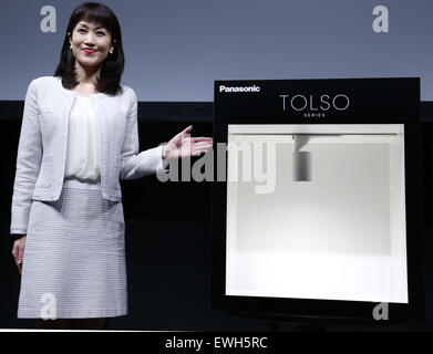 Tokyo, Japon. 26 Juin, 2015. Une femme pose pour des photos avec le géant de l'électronique japonais Panasonic produit d'éclairage LED de nouvelles 'TOLSO" à Tokyo, Japon, le 26 juin 2015. Panasonic a mis la "série TOLSO' sur le marché avec le prix de 12 800 à 39 800 JPY, mettre les objectifs de vente à 3 milliards JPY. Credit : Stringer/Xinhua/Alamy Live News Banque D'Images