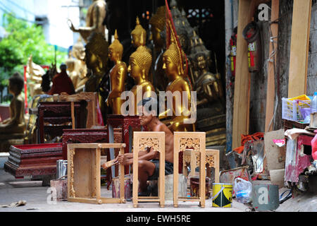 Bangkok, Thaïlande. 26 Juin, 2015. Un travailleur brosse un tableau à Bangkok, Thaïlande, le 26 juin 2015. © Sageamsak Rachen/Xinhua/Alamy Live News Banque D'Images