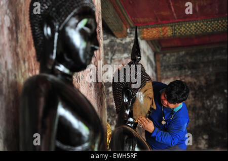 Bangkok, Thaïlande. 26 Juin, 2015. Un travailleur frotte une statue de Bouddha à Suthat Thepwararam temple à Bangkok, Thaïlande, le 26 juin 2015. © Sageamsak Rachen/Xinhua/Alamy Live News Banque D'Images