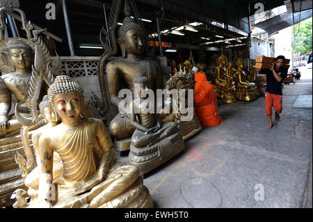 Bangkok, Thaïlande. 26 Juin, 2015. Un travailleur passe devant les statues de Bouddha à Bangkok, Thaïlande, le 26 juin 2015. © Sageamsak Rachen/Xinhua/Alamy Live News Banque D'Images