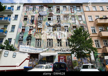 Appartement immeuble bâtiment utilisé comme un squat dans le quartier Friedrichshain de Berlin, Allemagne Banque D'Images