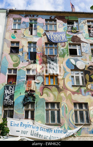 Appartement immeuble bâtiment utilisé comme un squat dans le quartier Friedrichshain de Berlin, Allemagne Banque D'Images