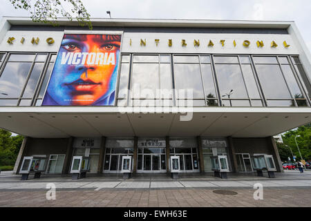 Vue extérieure du cinéma Kino International historique dans l'ancien Berlin-Est sur l'Avenue Karl Marx à Berlin Allemagne Banque D'Images