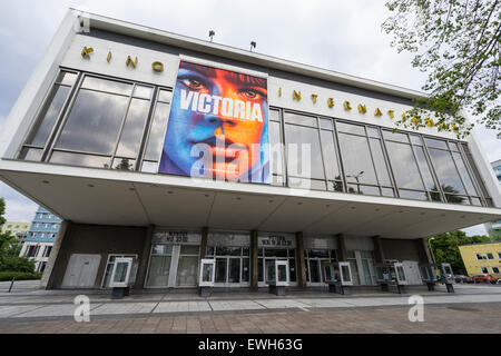 Vue extérieure du cinéma Kino International historique dans l'ancien Berlin-Est sur l'Avenue Karl Marx à Berlin Allemagne Banque D'Images