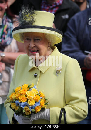 Berlin, Allemagne. 26 Juin, 2015. La Grande-Bretagne La reine Elizabeth II quitte l'hôtel Adlon à Berlin, Allemagne, 26 juin 2015. Le monarque britannique et son mari sont sur leur cinquième visite d'État en Allemagne du 23 au 26 juin. PHOTO : KAY NIETFELD/dpa dpa : Crédit photo alliance/Alamy Live News Banque D'Images