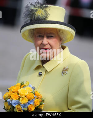 Berlin, Allemagne. 26 Juin, 2015. La Grande-Bretagne La reine Elizabeth II quitte l'hôtel Adlon à Berlin, Allemagne, 26 juin 2015. Le monarque britannique et son mari sont sur leur cinquième visite d'État en Allemagne du 23 au 26 juin. PHOTO : KAY NIETFELD/dpa dpa : Crédit photo alliance/Alamy Live News Banque D'Images