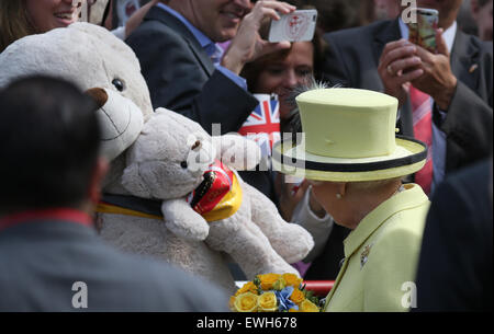 Berlin, Allemagne. 26 Juin, 2015. La Grande-Bretagne La reine Elizabeth II est à côté d'un ventilateur avec un grand ours en peluche sur la Pariser Platz à Berlin, Allemagne, 26 juin 2015. Le monarque britannique et son mari sont sur leur cinquième visite d'État en Allemagne du 23 au 26 juin. PHOTO : KAY NIETFELD/dpa dpa : Crédit photo alliance/Alamy Live News Banque D'Images