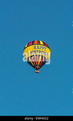 Hot Air Balloon avec Joyeux Anniversaire message. Banque D'Images