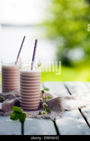 Smoothie aux fraises fait maison sur la table Banque D'Images