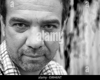 14 juin 2015 - homme mûr assis contre le mur. (Crédit Image : © Igor Golovniov/ZUMA/ZUMAPRESS.com) fil Banque D'Images