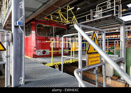 Neuseddin, Allemagne, Freight Train locomotive électrique dans le travail de maintenance de Neuseddin Banque D'Images