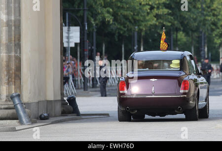 Berlin, Allemagne. 26 Juin, 2015. Une Bentley transportant la reine Elizabeth II et le Prince Philip passe à travers la Porte de Brandebourg à Berlin, Allemagne, 26 juin 2015. Le monarque britannique et son mari sont sur leur cinquième visite d'État en Allemagne du 23 au 26 juin. PHOTO : MICHAEL KAPPELER/dpa dpa : Crédit photo alliance/Alamy Live News Banque D'Images