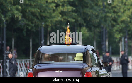 Berlin, Allemagne. 26 Juin, 2015. Une Bentley transportant la reine Elizabeth II et le Prince Philip passe à travers la Porte de Brandebourg à Berlin, Allemagne, 26 juin 2015. Le monarque britannique et son mari sont sur leur cinquième visite d'État en Allemagne du 23 au 26 juin. PHOTO : MICHAEL KAPPELER/dpa dpa : Crédit photo alliance/Alamy Live News Banque D'Images