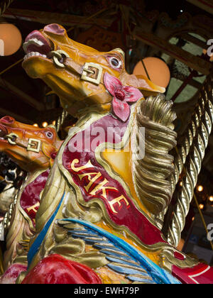 Royaume-uni, Angleterre, Cheshire, Chelford Astle, moteur de traction, Parc Rallye traditionnelle fête foraine, pleines de carousel horse Banque D'Images