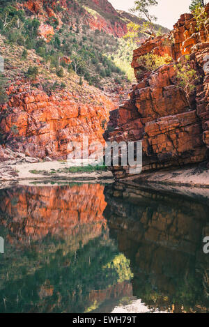 Reflet dans l'eau de roches rouges à Ormiston Gorge, dans les West MacDonnell Ranges Banque D'Images