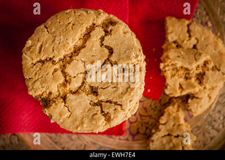 Le gingembre et de mélasse ou de mélasse biscuits dans une pile tourné à faible éclairage et touche l'accent peu profondes Banque D'Images