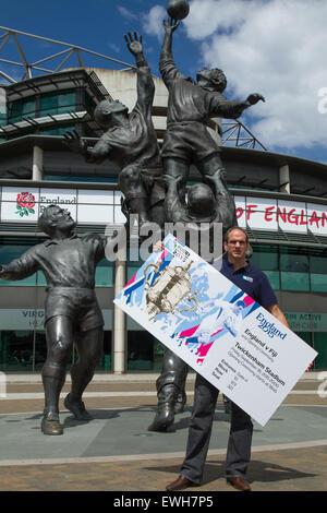 Londres, Royaume-Uni. 26 juin 2015. Martin Johnson dévoile la Coupe du Monde de Rugby 2015 conception de billets à Twickenham. Credit : Elsie Kibue/Alamy Live News Banque D'Images