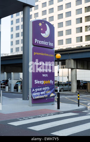 Premier Inn signer à l'aéroport de Gatwick, North terminal Banque D'Images